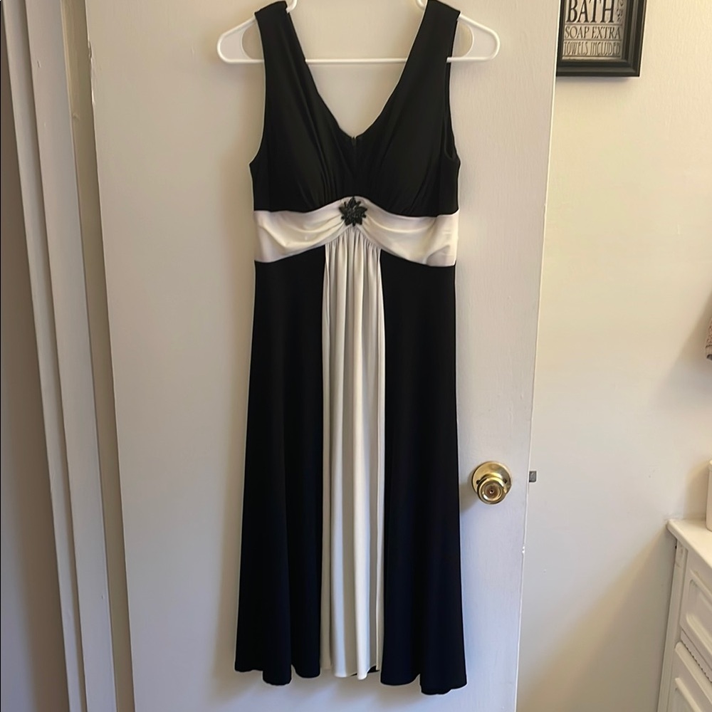 Elegant Black and White Sleeveless Dress